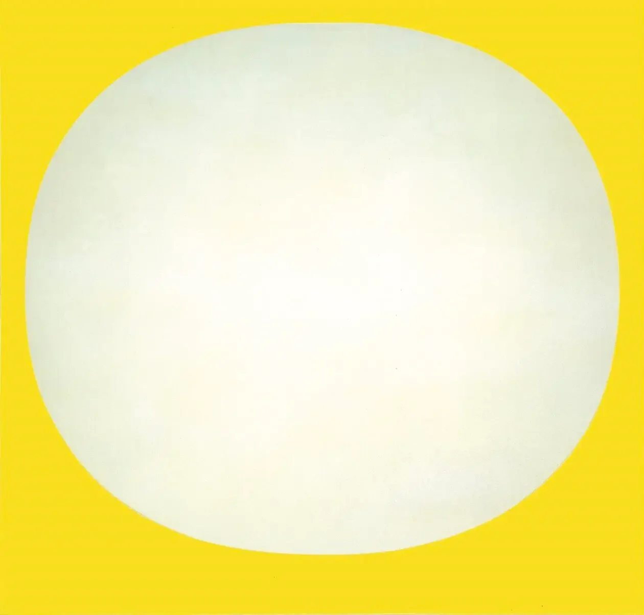 Gemälde von Rupprecht Geiger mit leuchtender gelber Farbe. Fast mittig ist ein großer weißer Kreis zu sehen, der beinahe die gesamte Bildfläche ausfüllt und zum äußeren Rand hin ins leicht gräuliche übergeht.