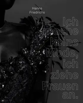 Katalog Cover mit dunklem Einband und weiß umrandeter großer Typografie rechtsbündig, im Hintergrund ein Detail eines schwarzen Kleides mit Federn