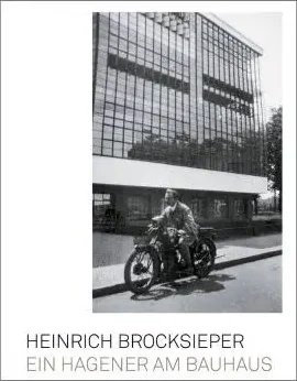 Katalog-Cover in weiß mit schwarzer und grauer schlichter Schrift unten mittig in Großbuchstaben. Ca 2/3 des Covers füllt im Hochformat eine schwarz-weiß Fotografie von Heinrich Brocksieper auf dem Motorrad vor der Bauhaus-Fassade in Dessau