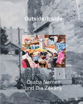 grauer Einband mit Detail aus einem Kunstwerk von Csaba Nemes, das rechts eine Häuserwand zeigt. Weiße Typografie, mittig eine Abbildung eines Gemäldes von Dia Zékány in Farbe, das einen unaufgeräumten, chaotischen Innenraum zeigt.