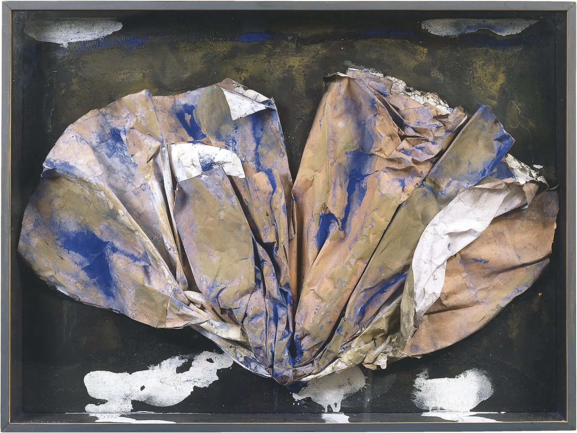 Kunstwerk von Emil Schumacher mit zerknittertem, bemaltem Papier auf Leinwand in einem schwarzen Rahmen