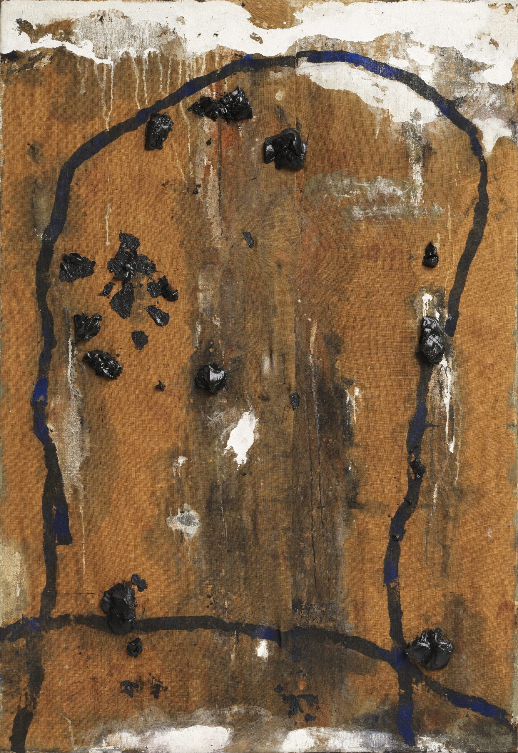 Abstraktes Gemälde von Emil Schumacher aus dem Jahr 1974 mit dem Titel »Indemini«. Die Komposition zeigt eine grob strukturierte, braune Fläche aus Rupfen, die von einer unregelmäßigen, schwarzen, bogenförmigen Linienführung umrahmt wird. Mehrere schwarze, reliefartige Farbflecken aus Asphalt sind auf der Leinwand verteilt und heben sich plastisch vom Hintergrund ab. Weiße Farbschichten sowie vereinzelte blaue Akzente ergänzen die Oberfläche. Die Malweise wirkt spontan und expressiv, die Materialien und Texturen sind deutlich sichtbar.