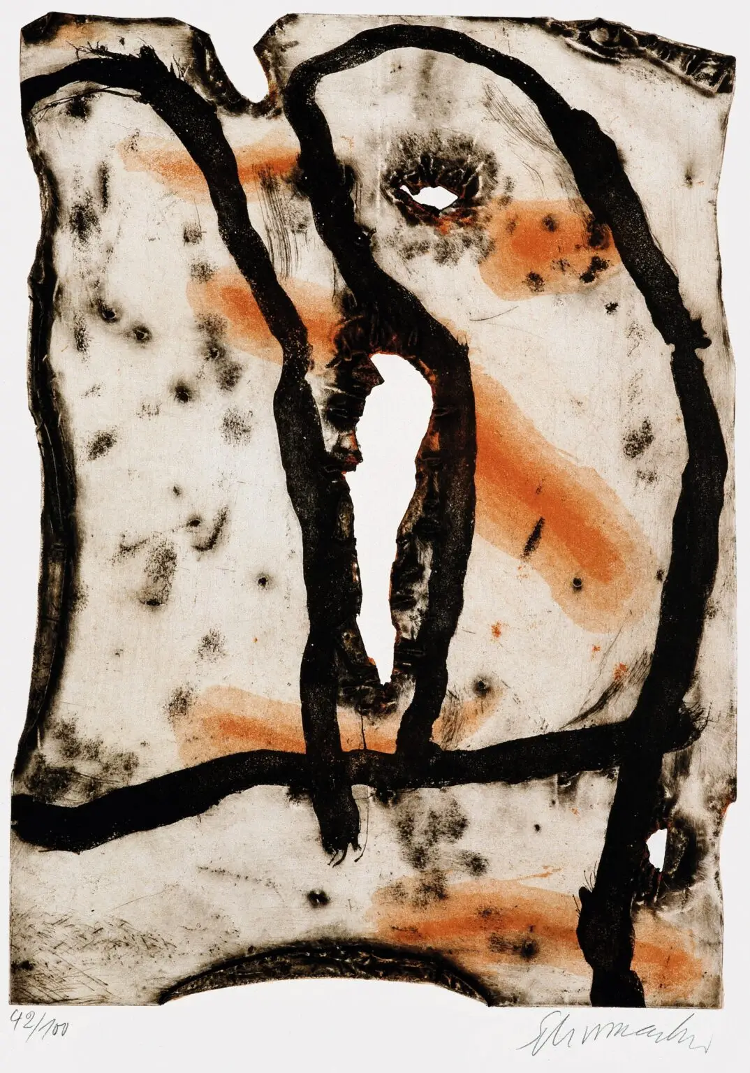 Aquatinta-Druckgrafik von Emil Schumacher mit abstrakter Komposition. Breite, schwarze Linien verlaufen unregelmäßig über die gesamte Fläche. Orangefarbene Flächen sind zwischen den Linien verteilt und erzeugen einen lebhaften Kontrast zum hellen Hintergrund. Die Oberfläche wirkt strukturiert und zeigt expressive Spuren, die für Schumachers Stil typisch sind. Am unteren Rand sind handschriftliche Zahlen und eine Signatur sichtbar.